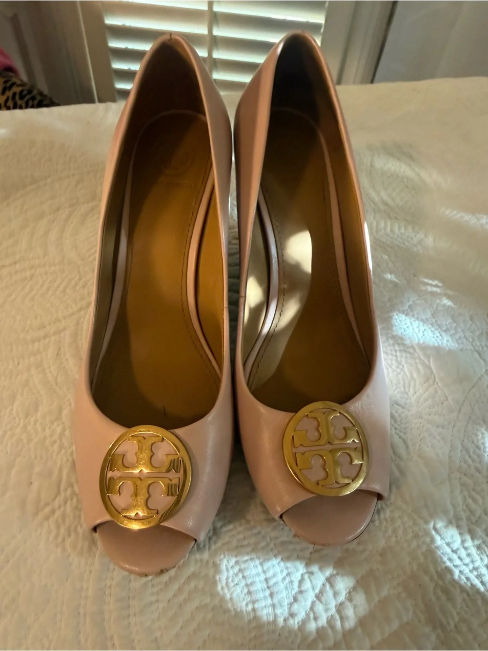 Tory Burch Blush Pink Leather Peep Toe Wedge Pumps Gold Logo 8.5M